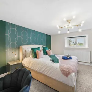 30 Percent Off! Central 5 Bed In - Games - Parking - Hot-tub Holiday home